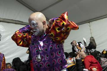 Los Nietos de SaryManchez se autodescalifican en la final de murgas al superar el tiempo establecido en señal de protesta/Lpacarnaval y TA.